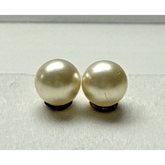 Vintage Richelieu Faux Pearl Huggie Clip On Earrings Gold Metal Brass Read - Picture 7 of 12